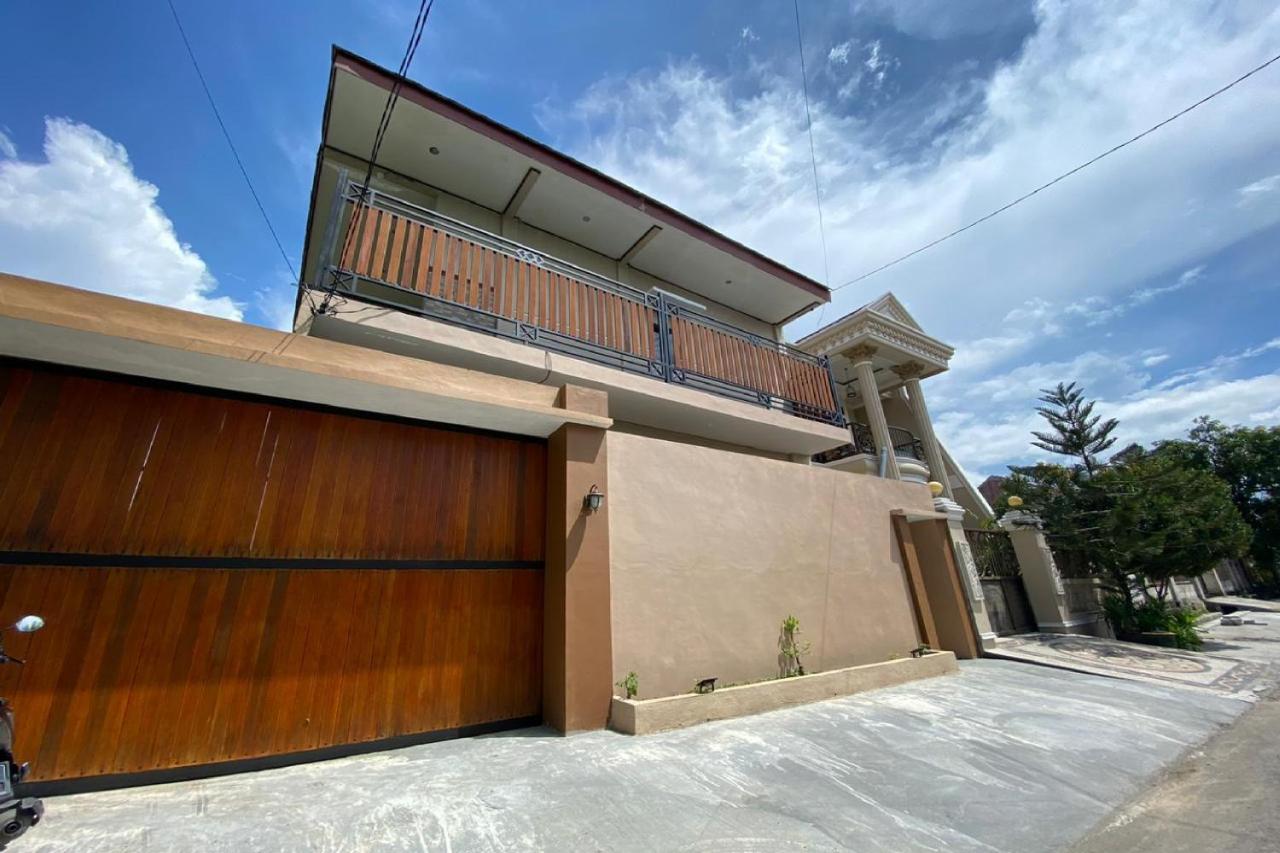 ホテル Reddoorz Near Mojokerto Train Station エクステリア 写真