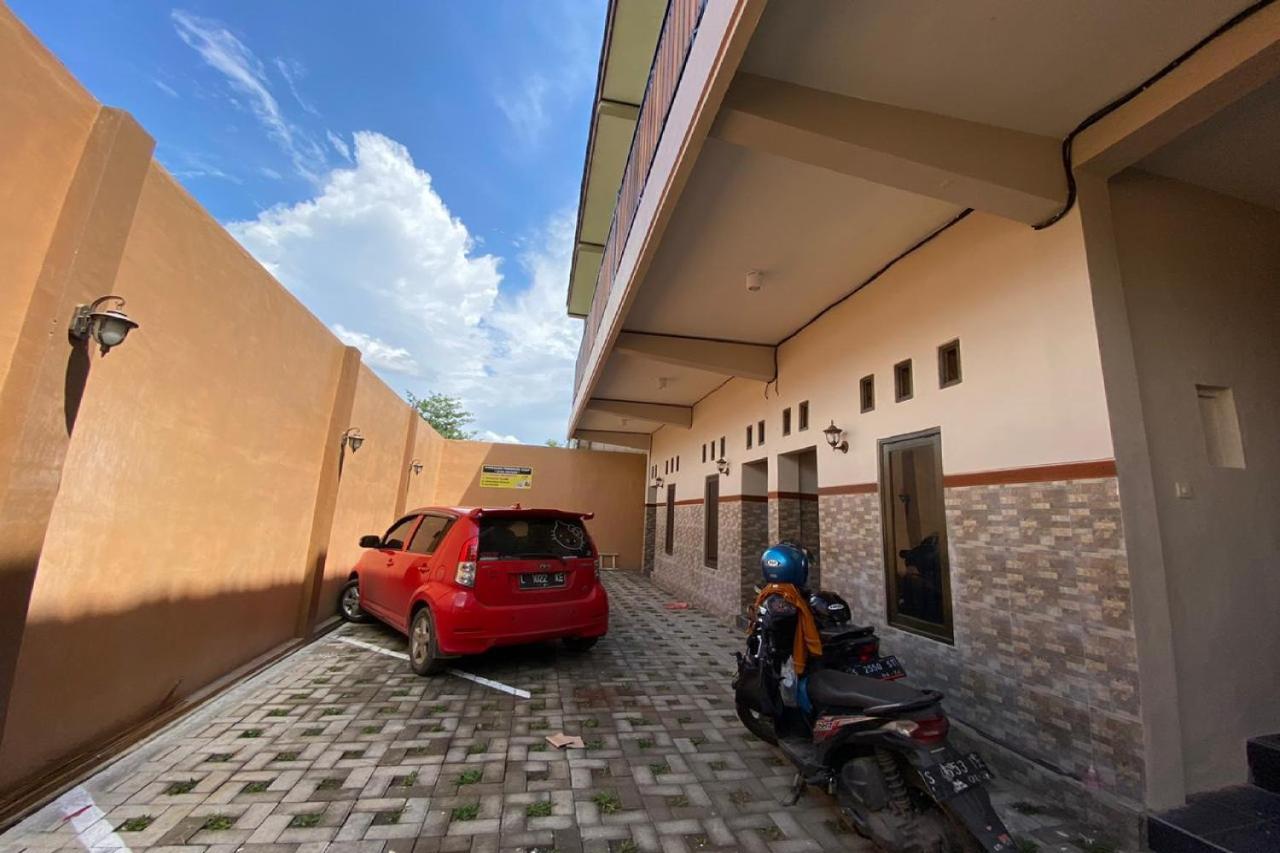 ホテル Reddoorz Near Mojokerto Train Station エクステリア 写真